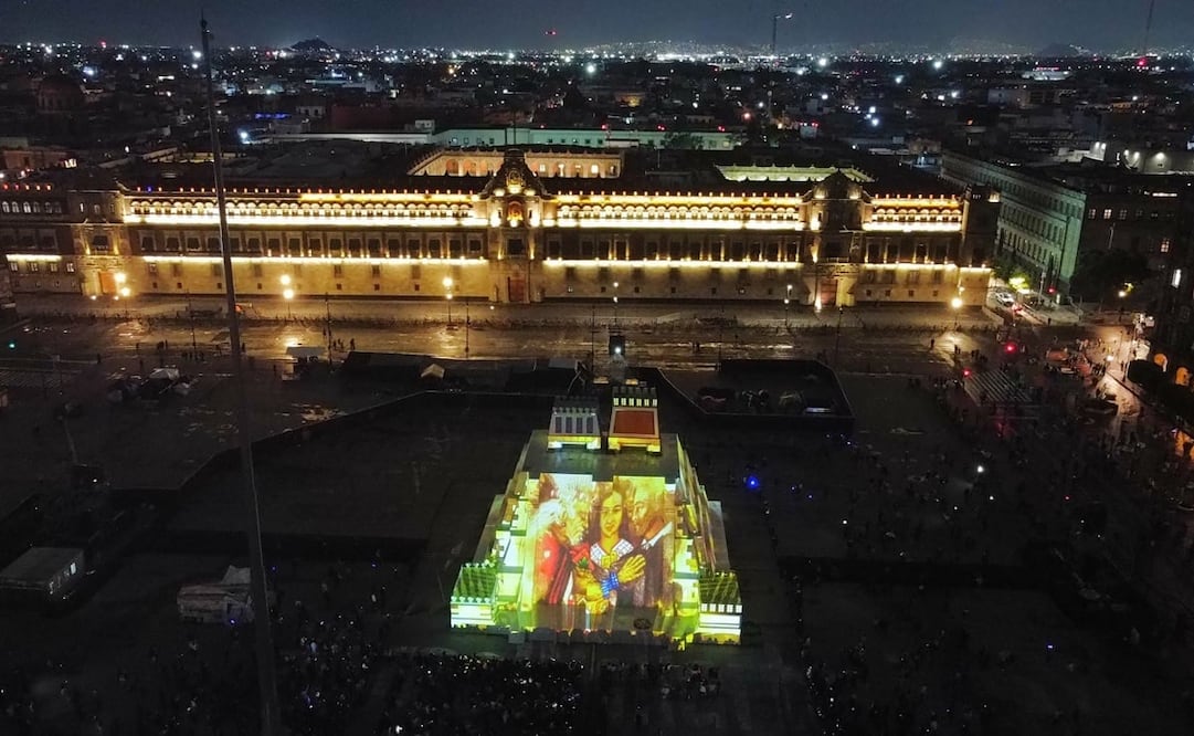 Cientos de personas se dieron cita para presencia el espectáculo visual "La Memoria Luminosa", sobre el origen y fin de Tenochtitlán proyectadas en la maqueta del Templo Mayor. Foto: Diego Prado/ EL UNIVERSAL.