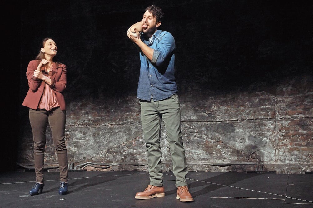 Mónica Huarte y Nacho Tahhan en un ensayo de la obra que habla de universos paralelos en una pareja (ADRIÁN HERNÁNDEZ. EL UNIVERSAL)