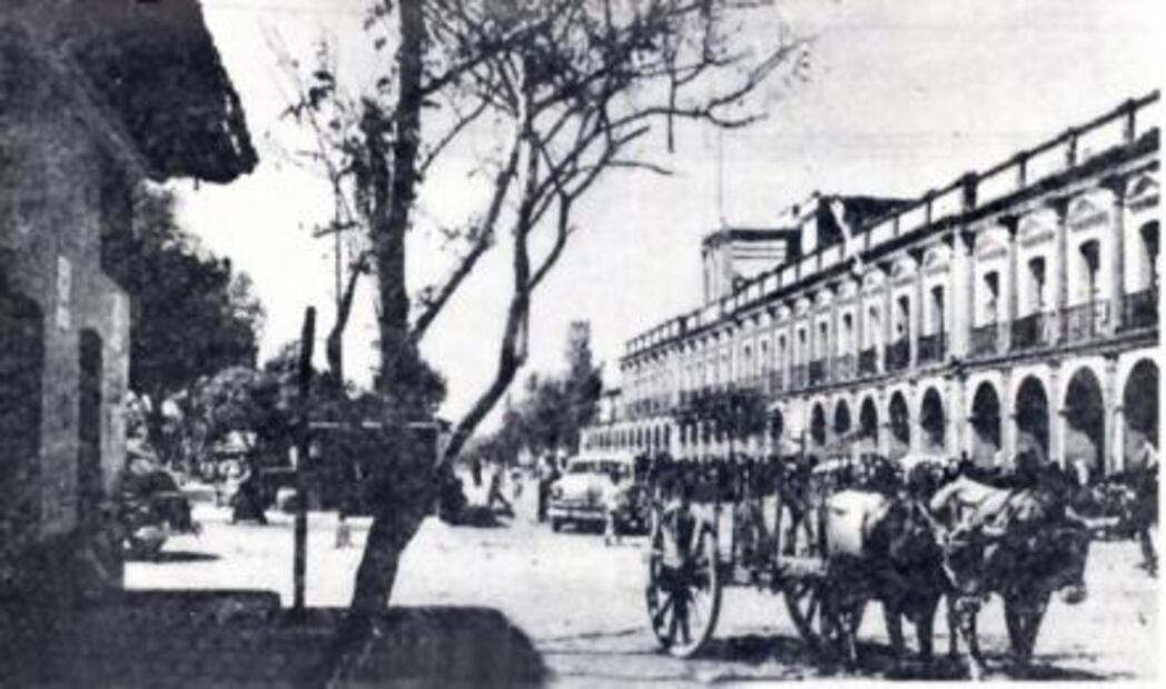 Palacio municipal y plaza principal de la ciudad de Juchitán, Oaxaca, imagen tomada entre las décadas de 1935 y 1945. La ciudad de Juchitán es el centro comercial más importante de la zona del Itsmo y uno de los lugares más afectados por el sismo de 8.2 grados del pasado 7 de septiembre. Foto: Méxicoenfotos.com / Especial.