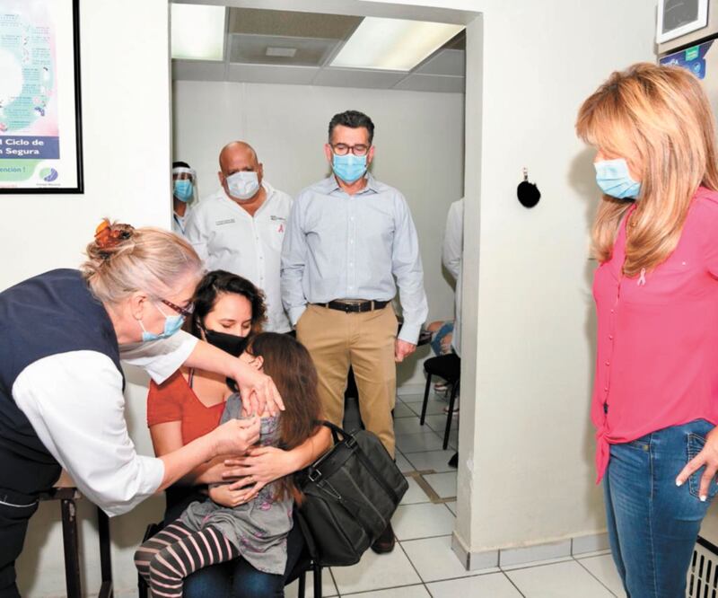 Durante su visita, la gobernadora comprobó el procedimiento que se sigue para que la población reciba atención médica completa. Foto: Especial