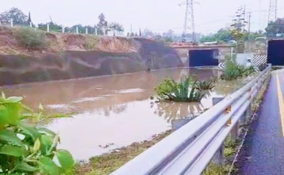 Inundación en Circuito Exterior Mexiquense cierra vialidad hacia Puebla. Foto: Especial