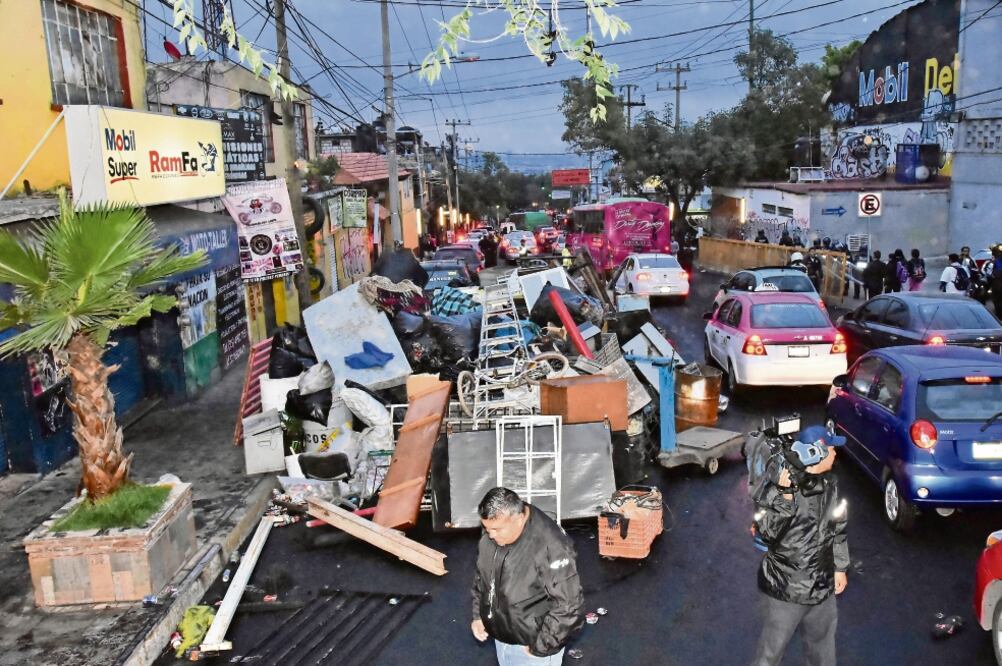 La madrugada de este jueves, decenas de granaderos acudieron al número 235 de la Avenida Del Rosal (ARMANDO MONROY. CUARTOSCURO)