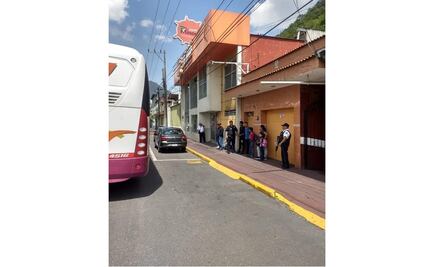 Detienen a 13 migrantes en autobús de pasajeros en Veracruz