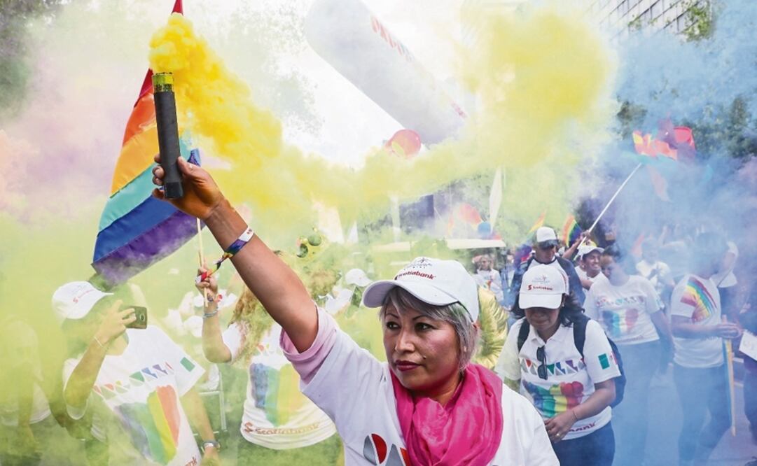 Madres y padres de familia acompañaron a sus hijos como muestra de su apoyo incondicional y para exigir un trato igualitario a la sociedad. (JUAN CARLOS REYES. EL UNIVERSAL)