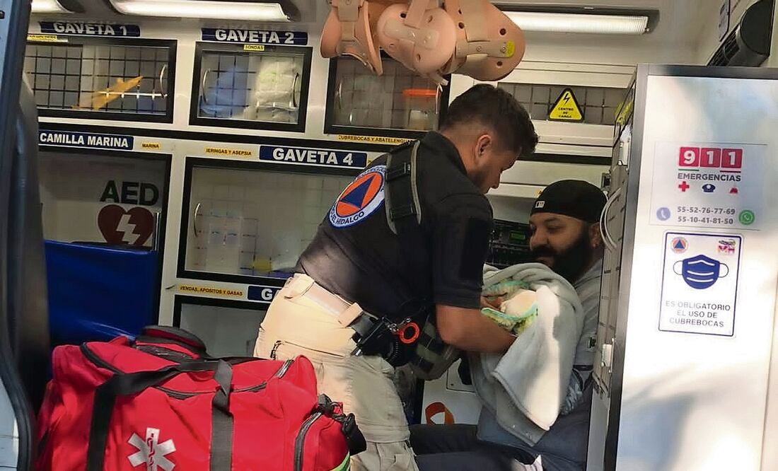 Los paramédicos recibieron a una pequeña bebé. Foto: Especial