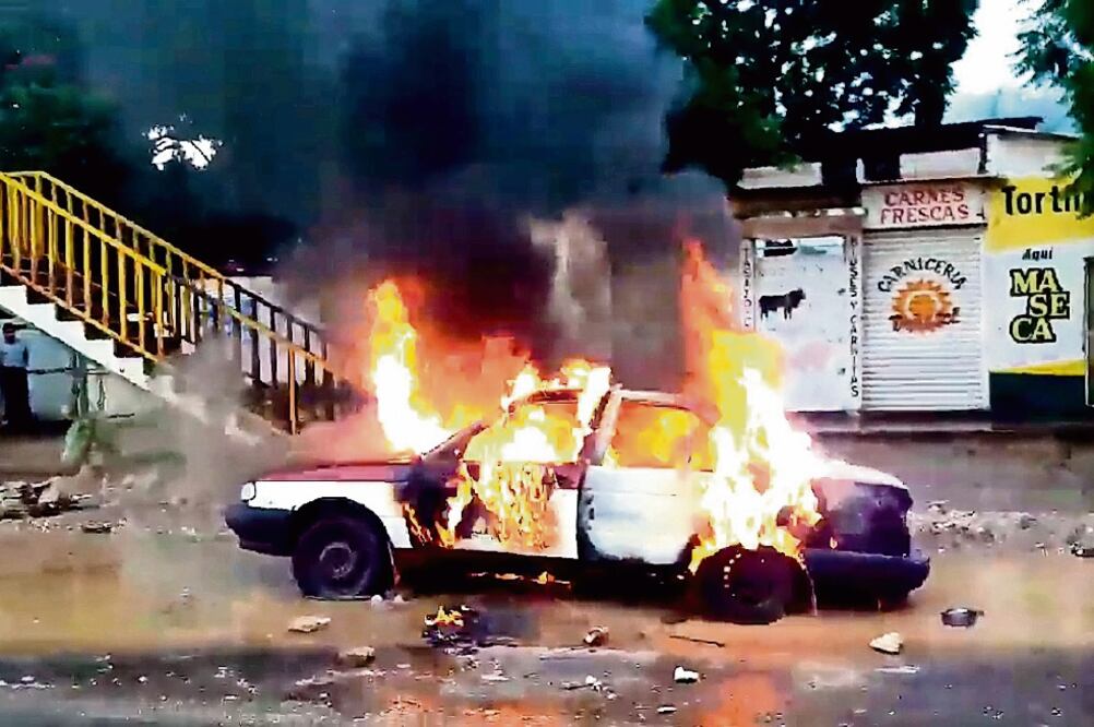 La adhesión de 50 mototaxistas de la CTM al Frente Popular 14 de Junio ocasionó la disputa que dejó varias unidades incendiadas, según transportistas (DARÍO NOLASCO. ADNSURESTE)