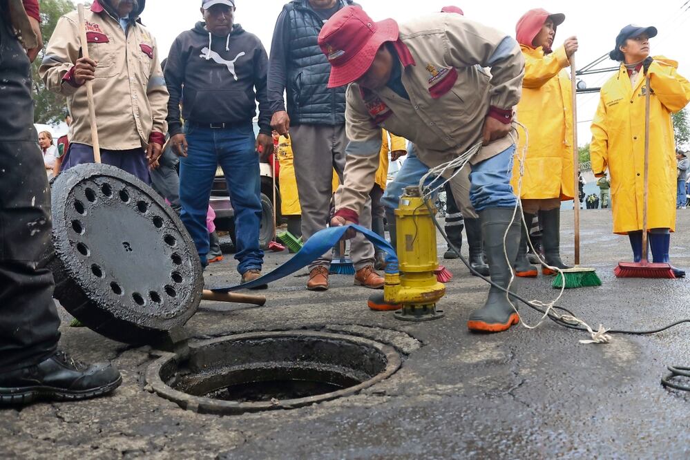 Bomberos y personal de Protección Civil de Neza acudieron a limpiar la zona a petición vecinal. Foto: Especial