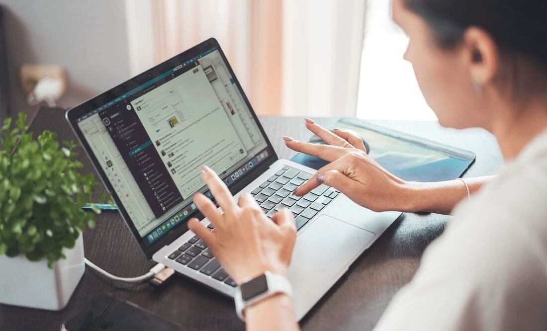 Trabajo en computadora. Fuente: Pixabay