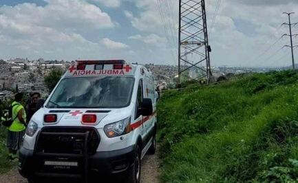 Joven amenaza con aventarse desde torre de luz en Atizapán; policía lo convence de no hacerlo mediante un dron
