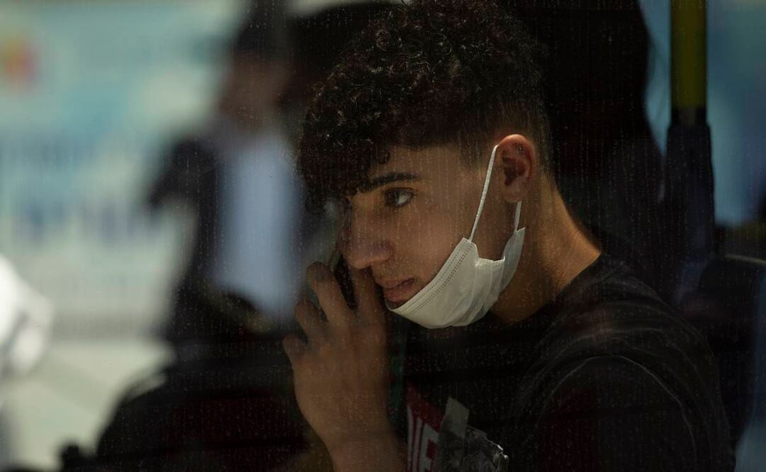 En Israel, un país que se jactaba de haber superado la crisis gracias a su campaña de vacunación, la población no estaba obligada a llevar mascarilla. Foto: AP