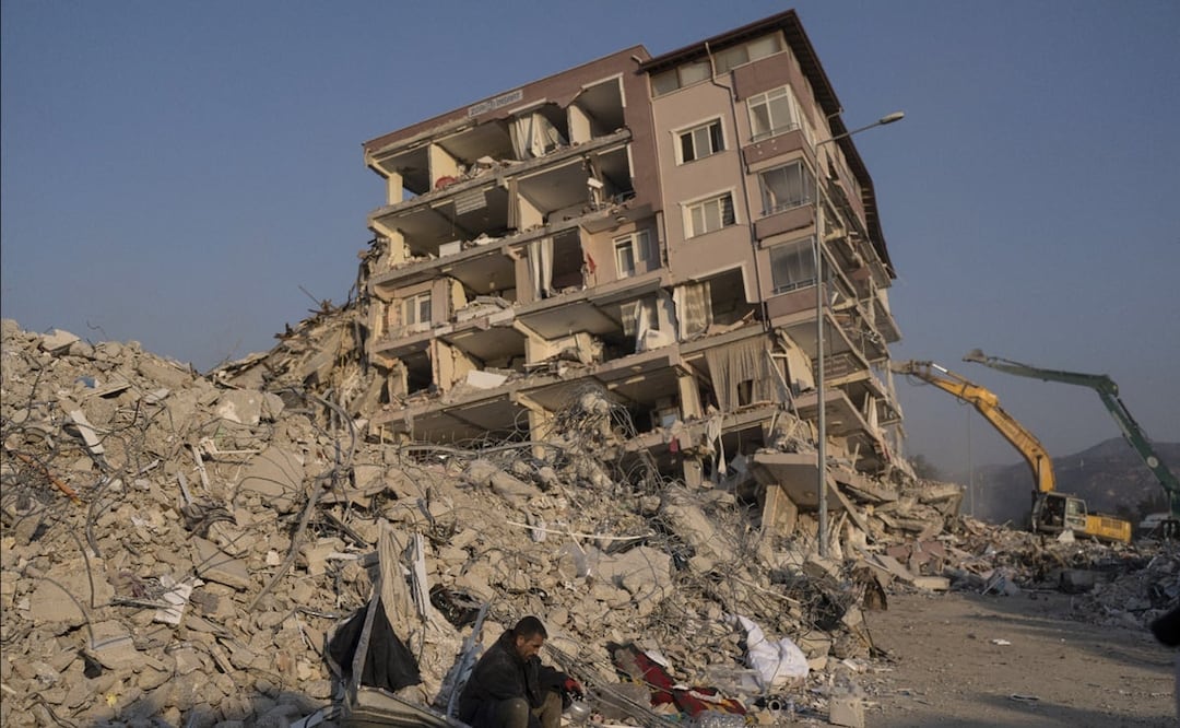 Un hombre se sienta en los escombros de un edificio derrumbado en Antakya, Turquía, el domingo 12 de febrero de 2023. FOTO: AP