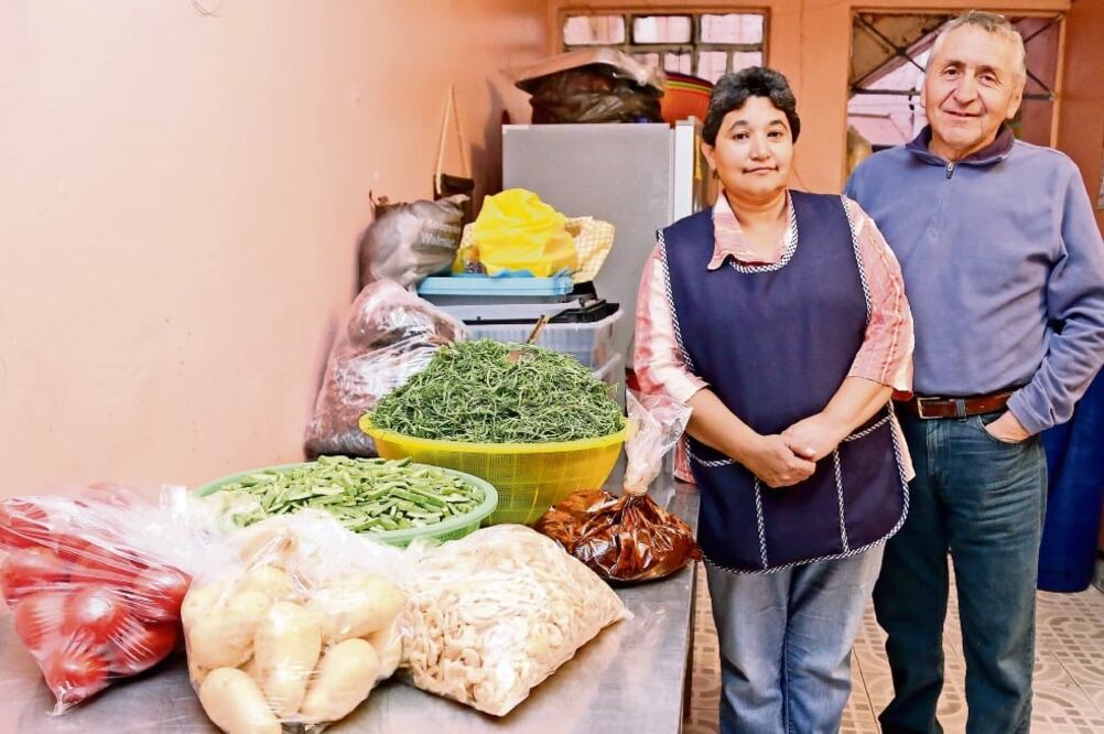 Este año, el menú consistirá en los tradicionales romeritos, acompañados de una pieza de pan y un vaso de ponche de frutas y para quienes no les guste este platillo, se prepararán tortas de jamón. (FOTOS: BERENICE FREGOSO. EL UNIVERSAL)