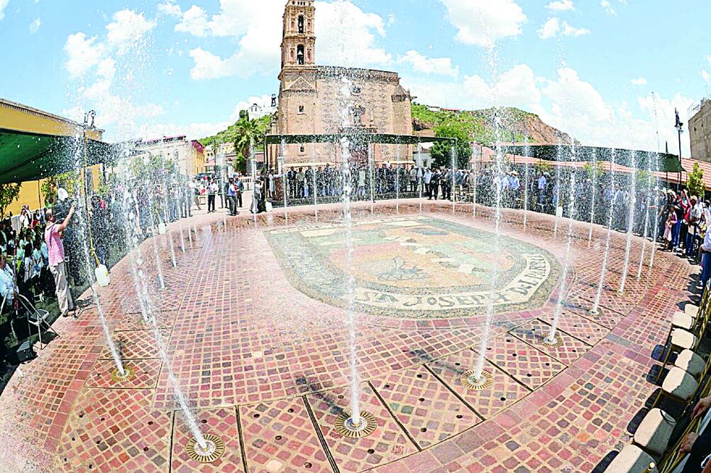 Para construir la plaza se emplearon 4 mil 500 metros cuadrados de piedra natural y una fuente interactiva con 31 chorros de agua que danzan al ritmo de la música, con iluminación led de colores (ESPECIAL)