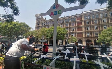 Recolocan frente a la Corte las cruces en memoria de las víctimas de la Guardería ABC 