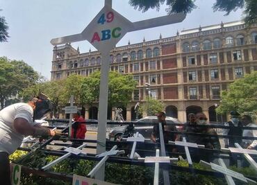 Recolocan frente a la Corte las cruces en memoria de las víctimas de la Guardería ABC