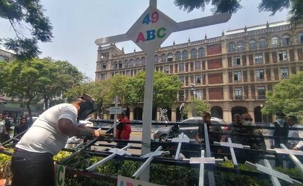 Recolocan frente a la Corte las cruces en memoria de las víctimas de la Guardería ABC 