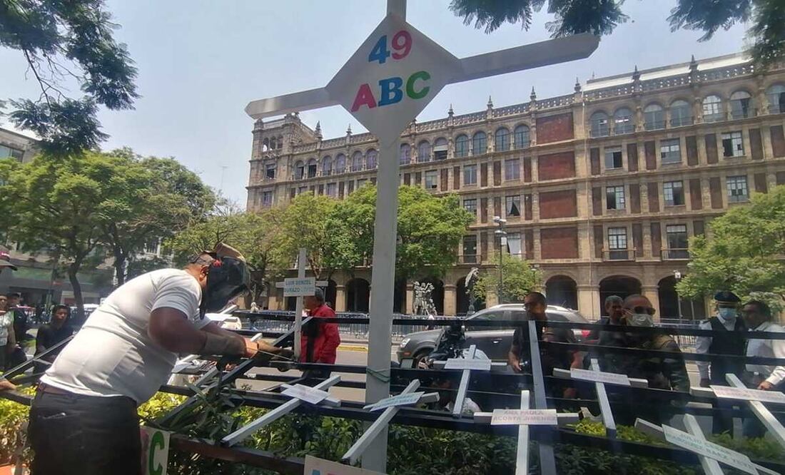 Persona soldando las cruces con los nombres de los niños y niñas fallecidos en el incendio, hace 14 años en Sonora. Foto: Yalina Ruiz / EL UNIVERSAL