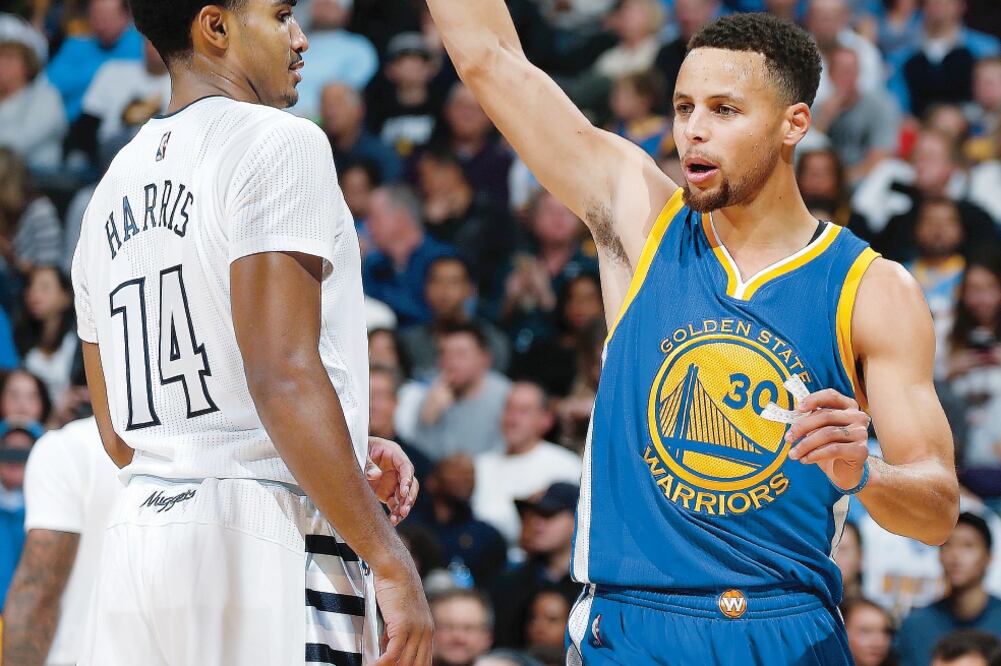Golden State intentará esta noche superar la marca de mejor arranque (DAVID ZALUBOWSKI. AP)