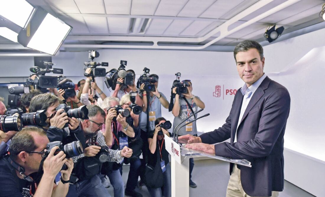 El secretario general del PSOE, Pedro Sánchez, durante la rueda de prensa en la que anunció su renuncia, ayer, en Madrid (FERNANDO VILLAR. EFE)