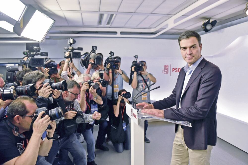 El secretario general del PSOE, Pedro Sánchez, durante la rueda de prensa en la que anunció su renuncia, ayer, en Madrid (FERNANDO VILLAR. EFE)