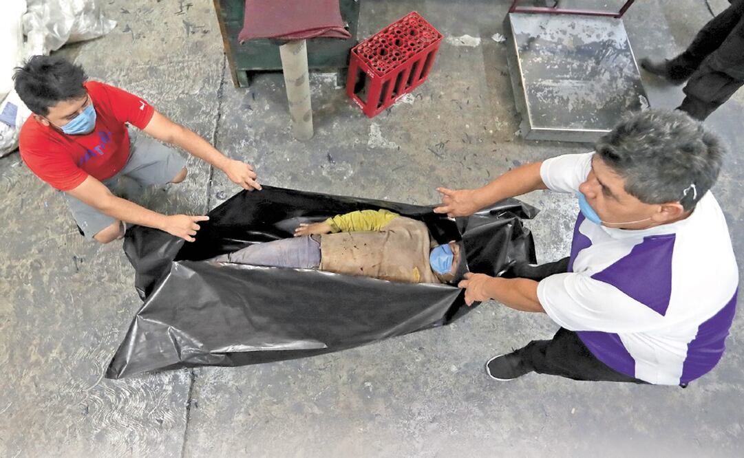 Los encargados de elaborar los sacos tienen capacidad para fabricar 40 toneladas de bolsas a la semana, para la contingencia. Foto: VALENTE ROSAS. EL UNIVERSAL