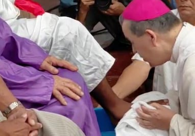 Hombres y mujeres participan en representación del Jueves Santo en el Cereso de Mérida; celebración es presidida por arzobispo de Yucatán