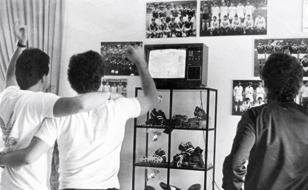 Aficionados mexicanos viendo el México vs. Alemania Federal, 21 de junio de 1986, desde su casa. Para ese entonces, los televisores a color rebasaron los 250 mil pesos, lo que hoy se traduciría a mil 300 pesos; la temporada mundialista elevó las ventas de estos aparatos. Foto: Archivo EL UNIVERSAL.