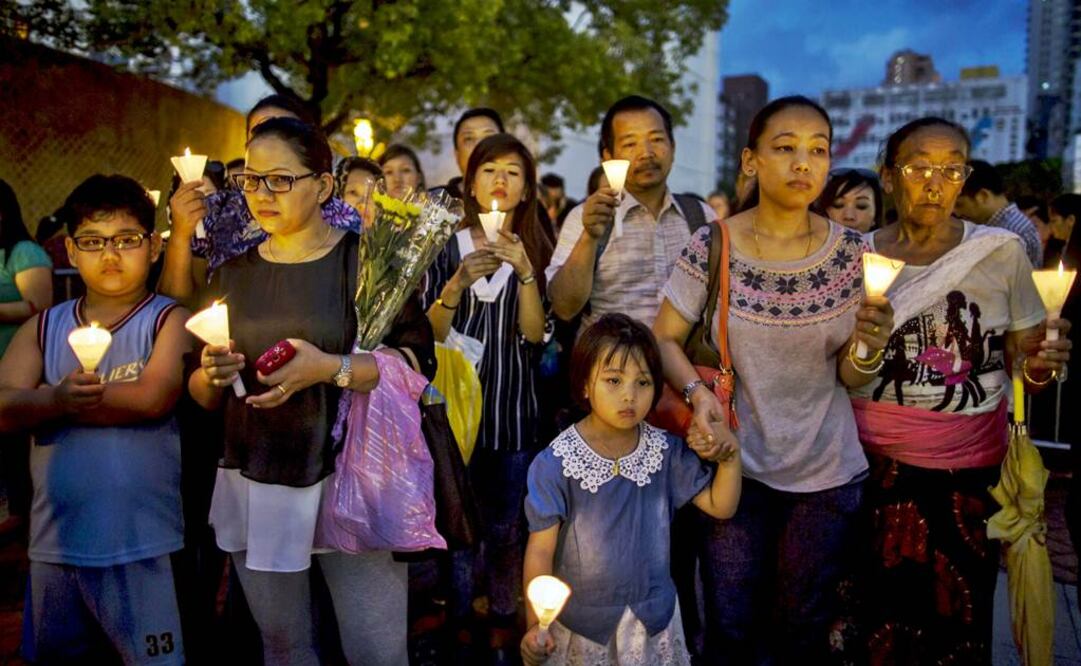 En el parque Maitighar Mandala de Katmandú, nepaleses recitan una oración y encienden velas en memoria de los fallecidos (Foto: Reuters)