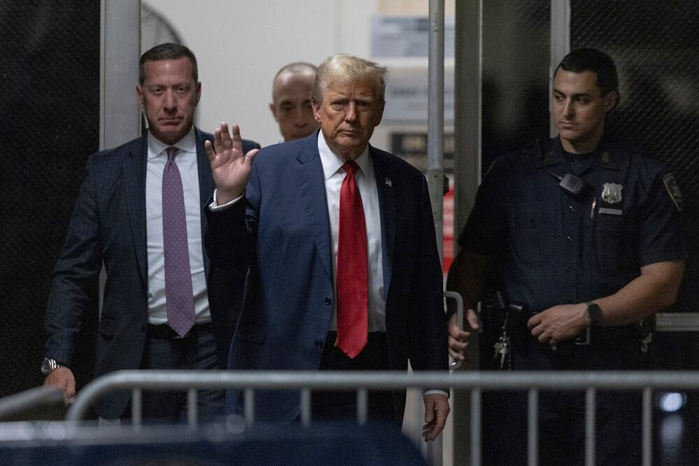 El expresidente Donald Trump regresa de un descanso de su juicio en el tribunal penal de Manhattan, en Nueva York, el jueves 25 de abril de 2024. FOTO: JEENAH MOON. AP