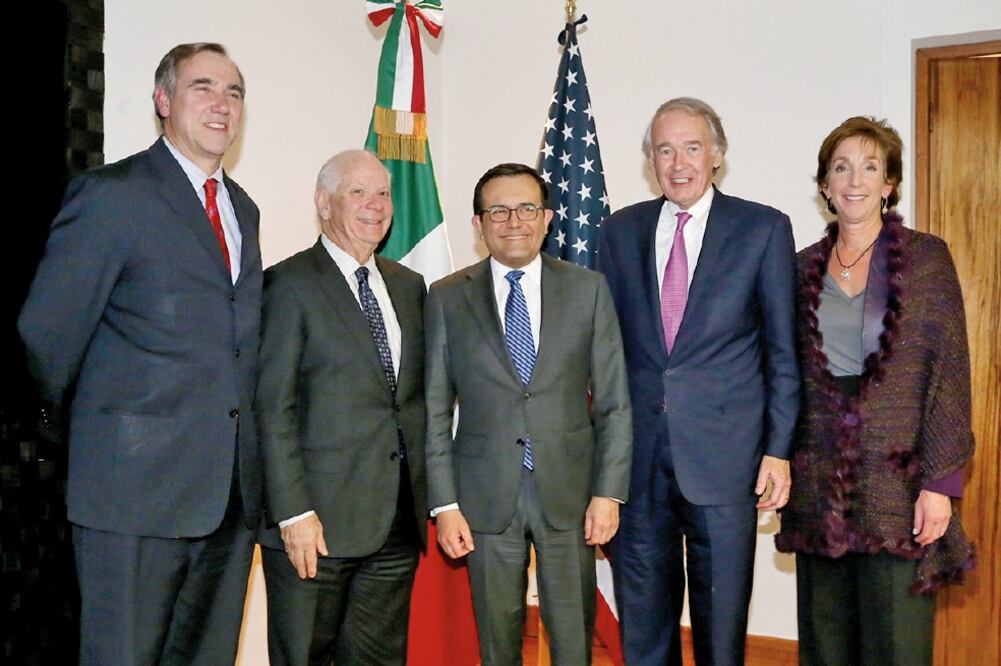 Senadores demócratas dan apoyo a México
