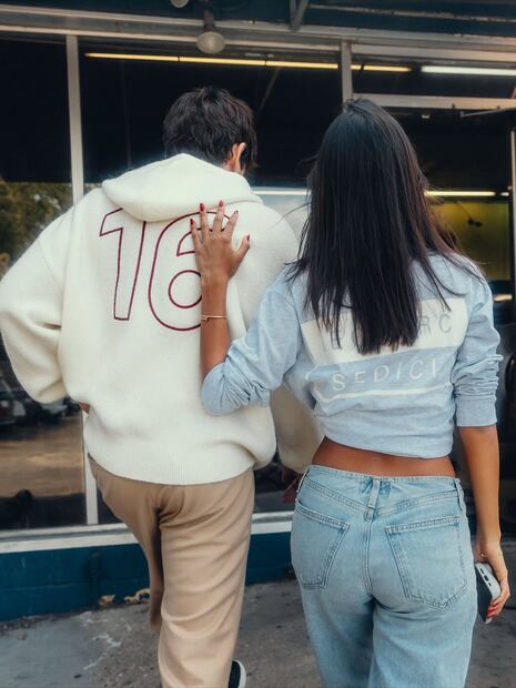 Siluetas limpias, tonos neutros y una estética que refleja su lado más personal fuera del paddock. Foto: Instagram: CL16