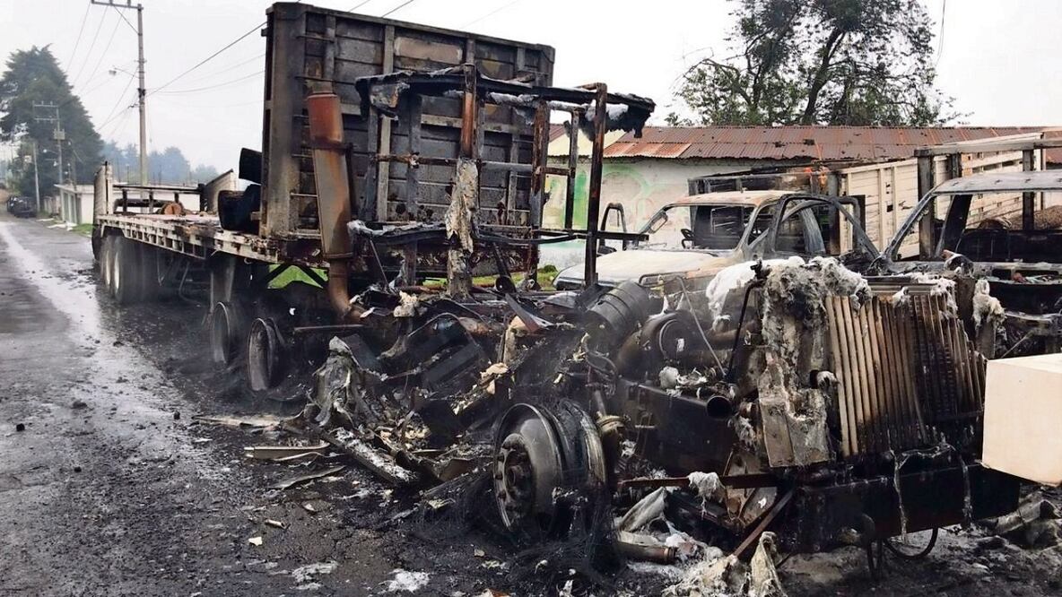 Los vehículos quemados son de la Comisión de Recursos Naturales y Desarrollo Rural de la CDMX, que brindó apoyo para transportar la madera asegurada. Foto: Francisco Rodríguez / EL UNIVERSAL