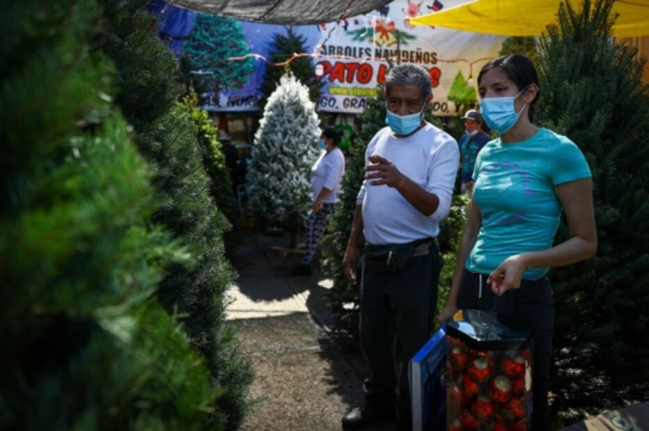 Multitudes en tiendas departamentales, la esfera Covid-19 y aplicación de pruebas rápidas, entre las fotos de la semana