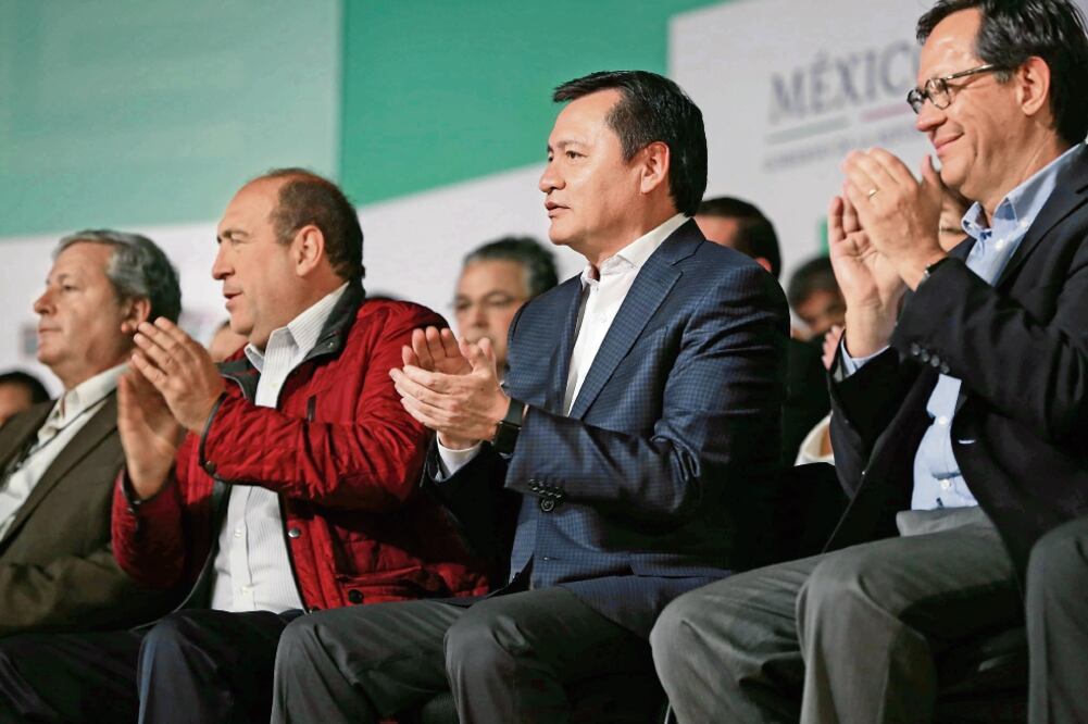 Miguel Ángel Osorio Chong encabezó el tercer foro de debate nacional sobre el uso de la marihuana, en la Universidad de Coahuila, al que asistieron el gobernador Rubén Moreira (izq.) y el subsecretario Roberto Campa (der.) (JUAN CARLOS REYES)
