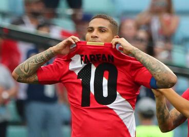 Golazo de Paolo Guerrero para el Australia 0-2 Perú