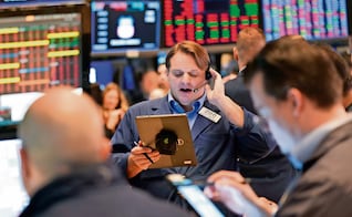 Wall Street abre en rojo este jueves; Dow Jones pierde 1.15% y el petróleo sigue subiendo por la guerra en Irán