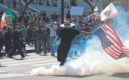 Se manifiestan en Los Ángeles entre gas lacrimógeno