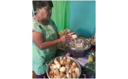 Familias preparan tamales y tortas para peregrinos