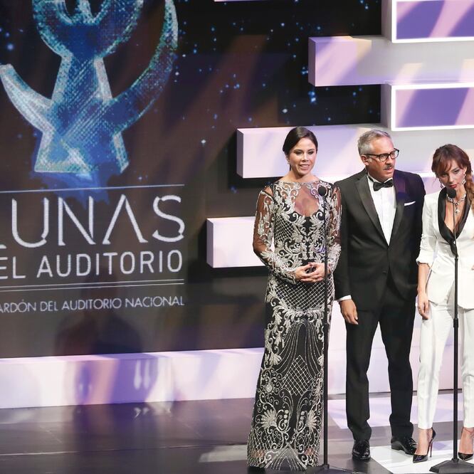 Paola Rojas, Arath de la Torre y Natalia Téllez condujeron la entrega XVII de los premios, en el Coloso de Reforma. GERMAN ESPINOSA. EL UNIVERSAL