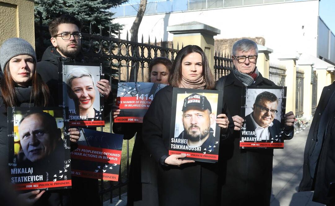 Manifestantes sostienen fotografías de figuras de la oposición bielorrusa. Foto: AFP