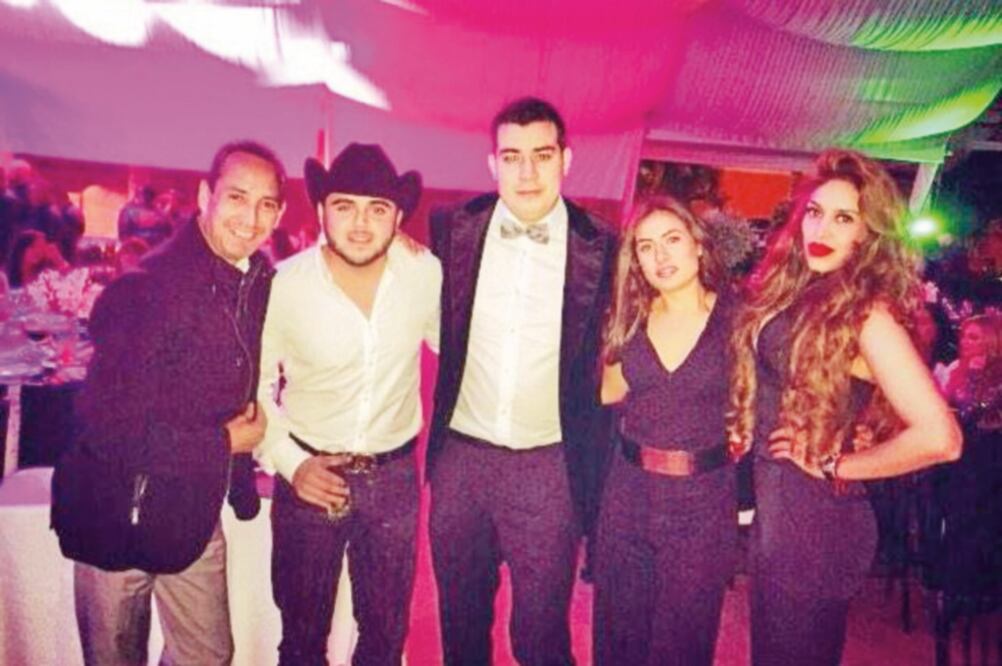 Jesús Pérez Alvear (der.) es representante de Gerardo Ortíz (centro). (TWITTER)