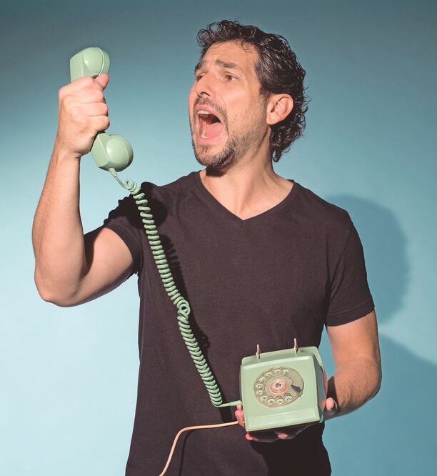 Estrada interpreta a Sam en Agotados, un joven que atiende la línea de reservaciones de un prestigiado restaurante. CORTESÍA