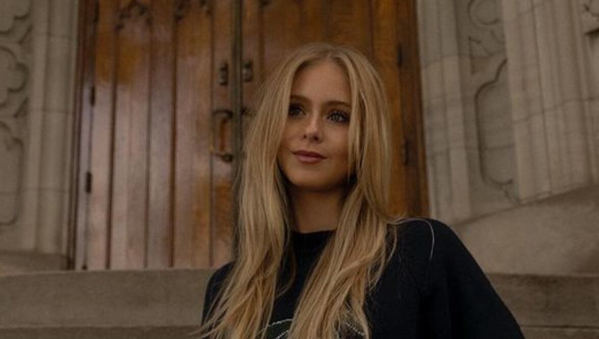 Loreto Peralta tiene la falda estilo colegiala más chic de la temporada. Fuente Instagram @loretoperalta