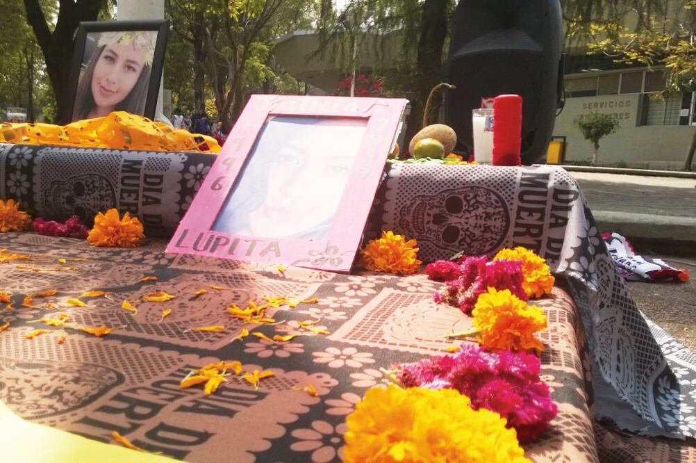 Alumnos de la FES Cuautitlán montaron una ofrenda en memoria de Lupita y otros miembros de la comunidad universitaria asesinados este año. (JUAN MANUEL BARRERA. EL UNIVERSAL)