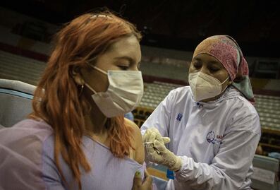 Pese a recomendación de vacuna de refuerzo por la CDC, EU dice que basta con dos dosis contra Covid