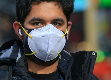 Cubrebocas doble reduce en más de 90% contagios de Covid, revelan CDC