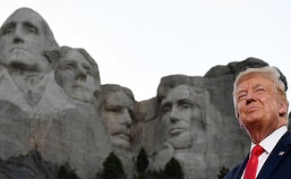 Trump viaja al Monte Rushmore para discurso por independencia de EU; el 4 de julio organizará enorme mitin político en Washington