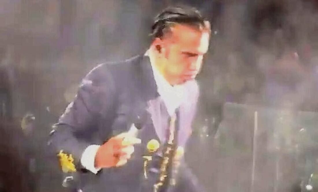 Las imágenes muestran al cantante tratando de evitar el vómito. (ESPECIAL)