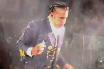 Sin tantita pena, Alejandro Fernández vomita en show