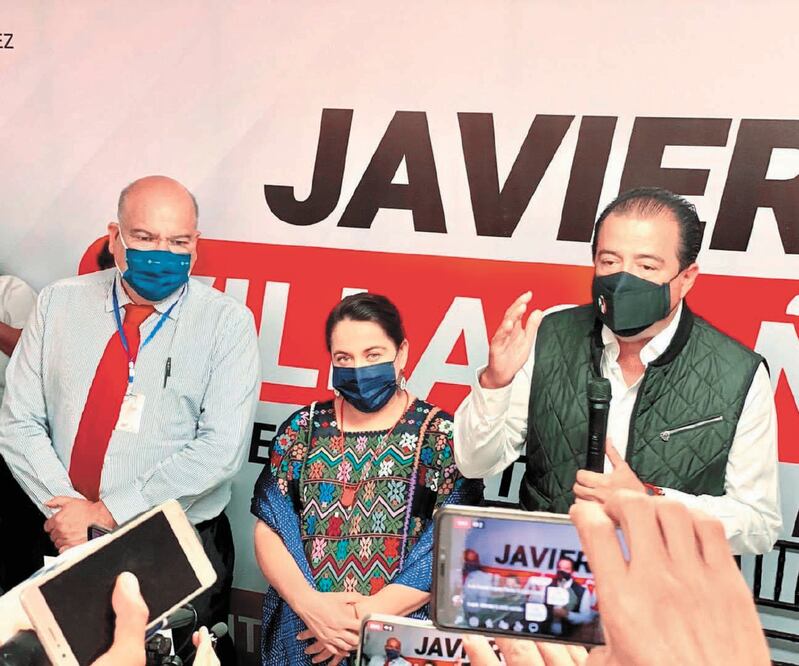 En Oaxaca, Javier Villacaña comenzó su campaña política cuando se anunció la aproba ción de registros. Fotos. Especiales